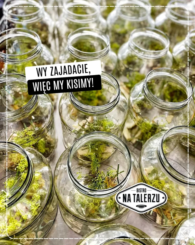 ogórki kiszone w bistro na talerzu